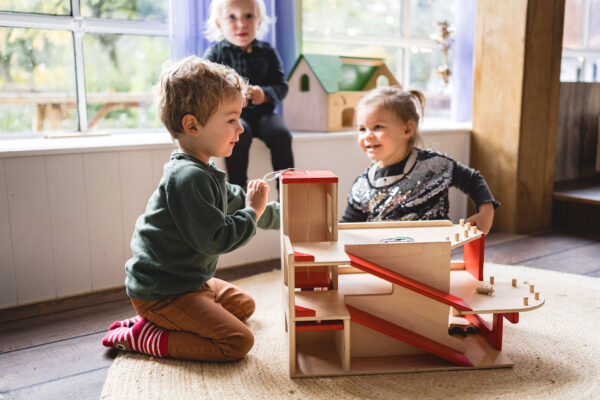 kinderen spelende met blokken garage.